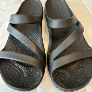 Crocs black women’s 3-strap sandal